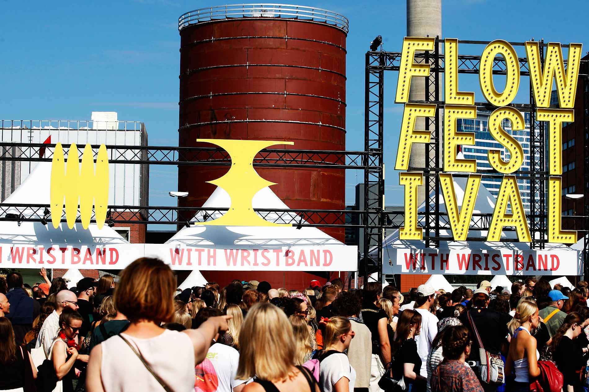 At two o'clock in the afternoon, the gates already attract large crowds. Photograph: TONY ÖHBERG/FINLAND TODAY