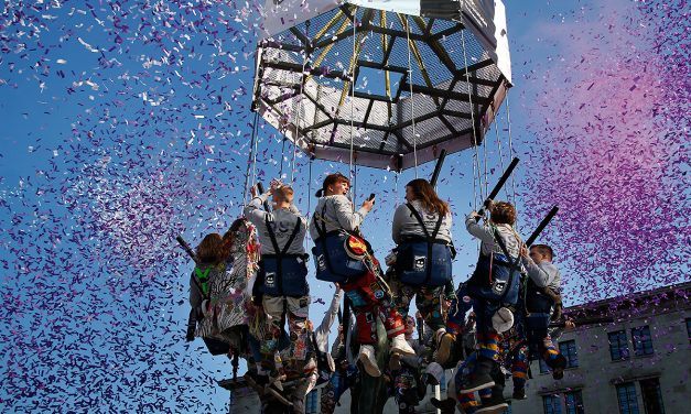 Tens of Thousands Observe the Crowning of Havis Amanda in Sunny Weather – VIEW THE PICTURES