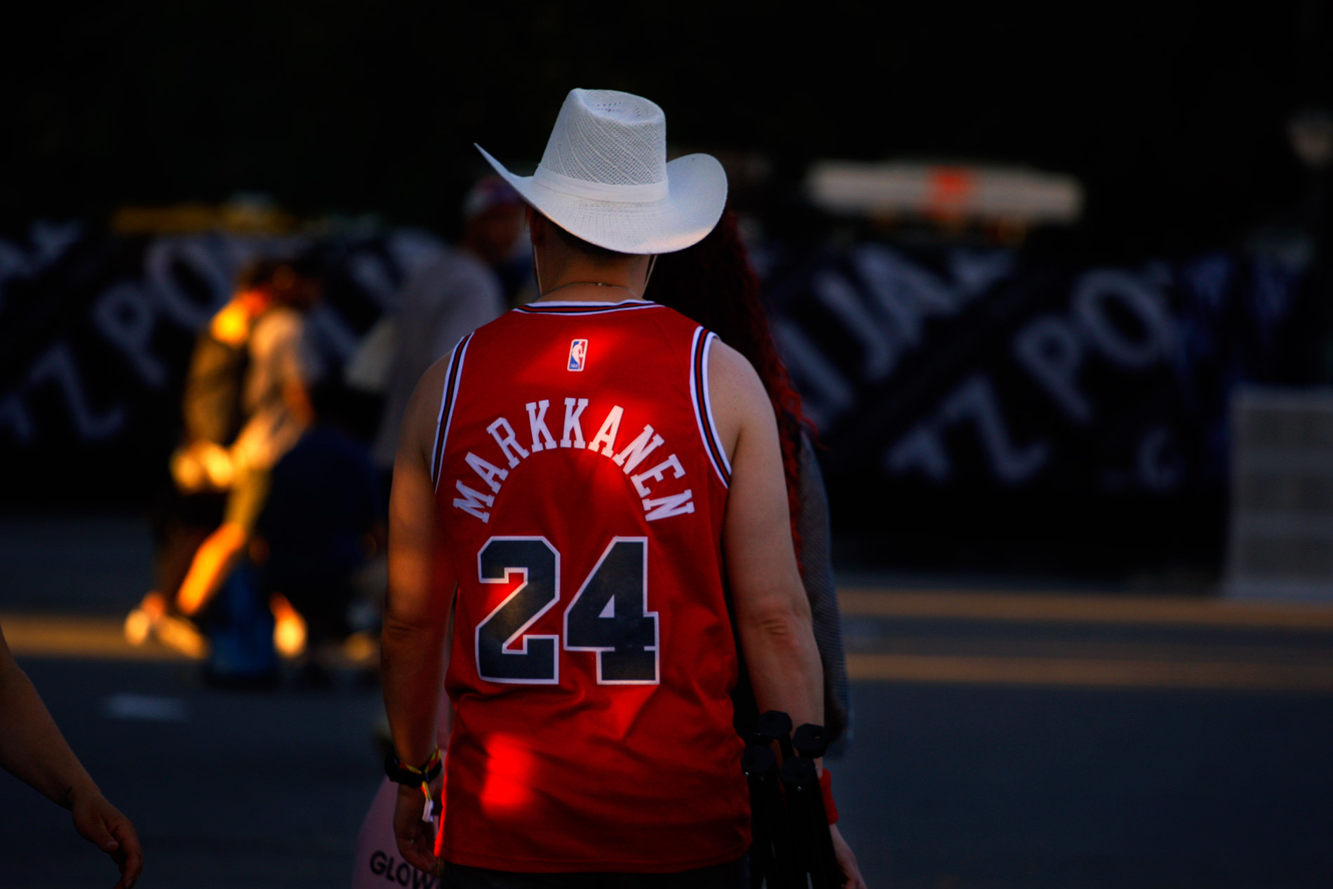 From NBA court to the festival crowd. Whether channeling his early days in number 24 or his current rhythm with the Utah Jazz, a fan's Lauri Markkanen jersey adds a cool note to the festival's summer glow. Photograph: TONY ÖHBERG/FINLAND TODAY