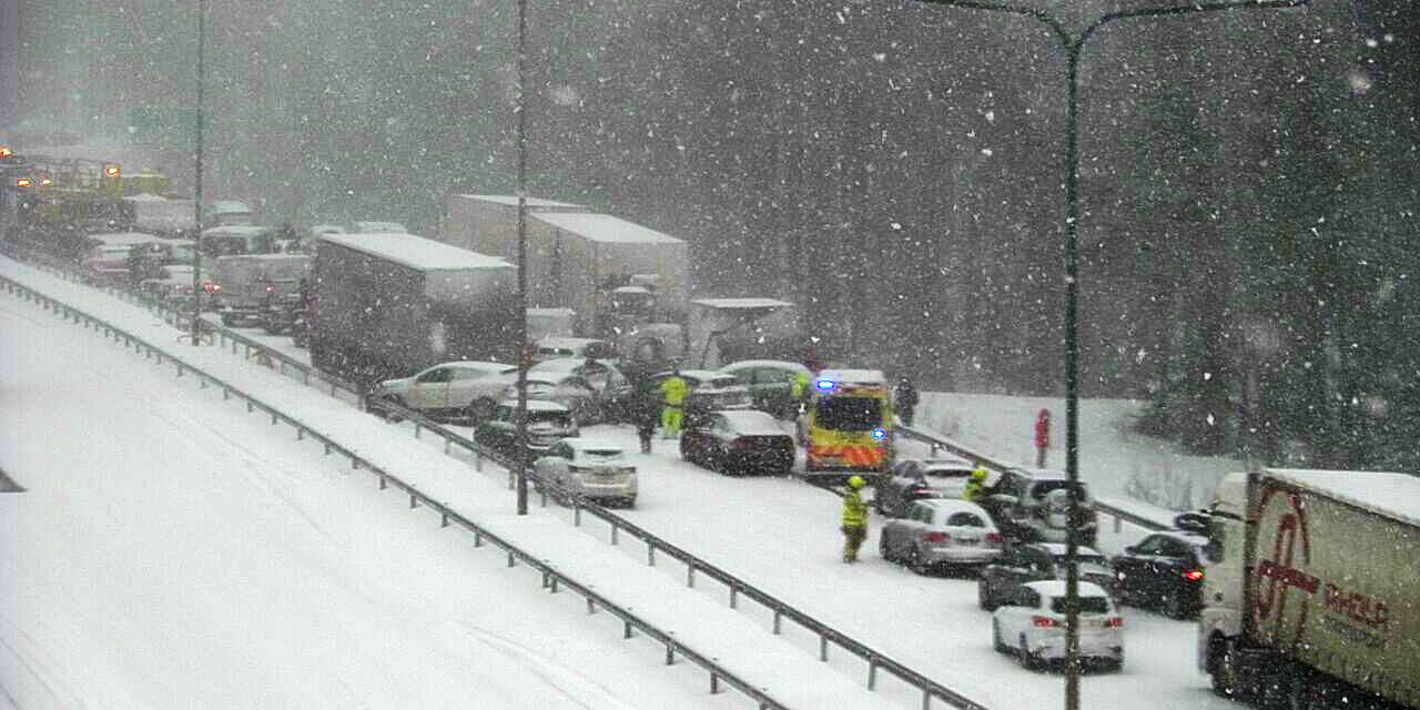 Rear-End Collision Involving Cars and Trucks Cuts Off Traffic on National Road 1 on Tuesday