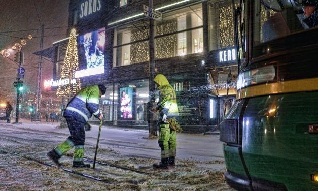 VIDEO AND GALLERY: Trams Derail and Snow Depth Reaches 46 Centimeters in Places as Snowstorm Hits Helsinki Region on Monday
